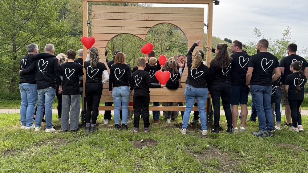 Saarliebe Herz mit Menschen bei der Einweihung