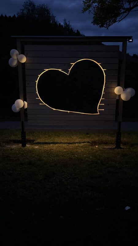 Saarliebe Herz bei Nacht beleuchtet
